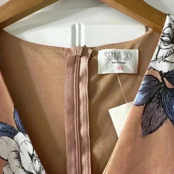 NWT Sienna Sky Peach Floral Tie Midi Dress Size XS - Picture 2 of 5